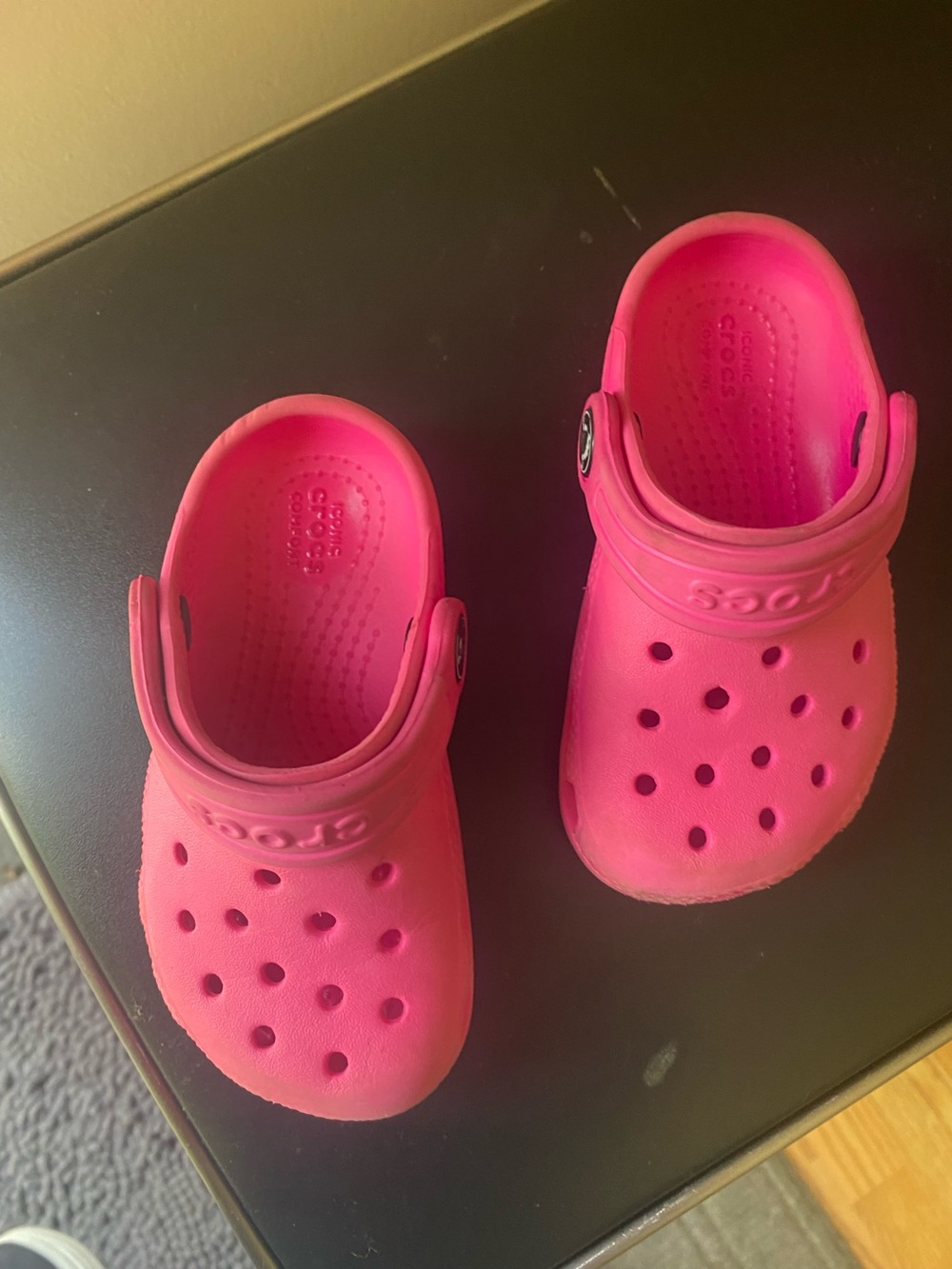 CROCS Kids Classic Clog in Bright Pink